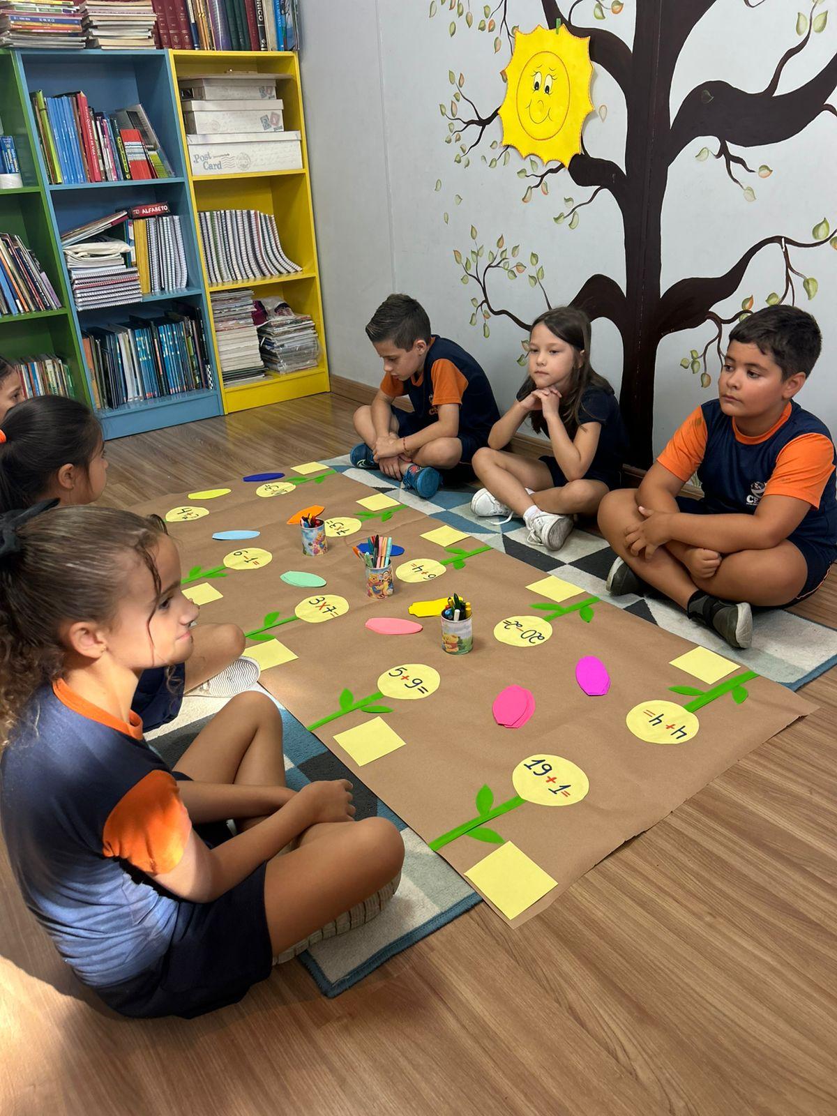 Exercitamos os cálculos matemáticos em uma aula dinâmica envolvendo raciocínio lógico e recursos concretos